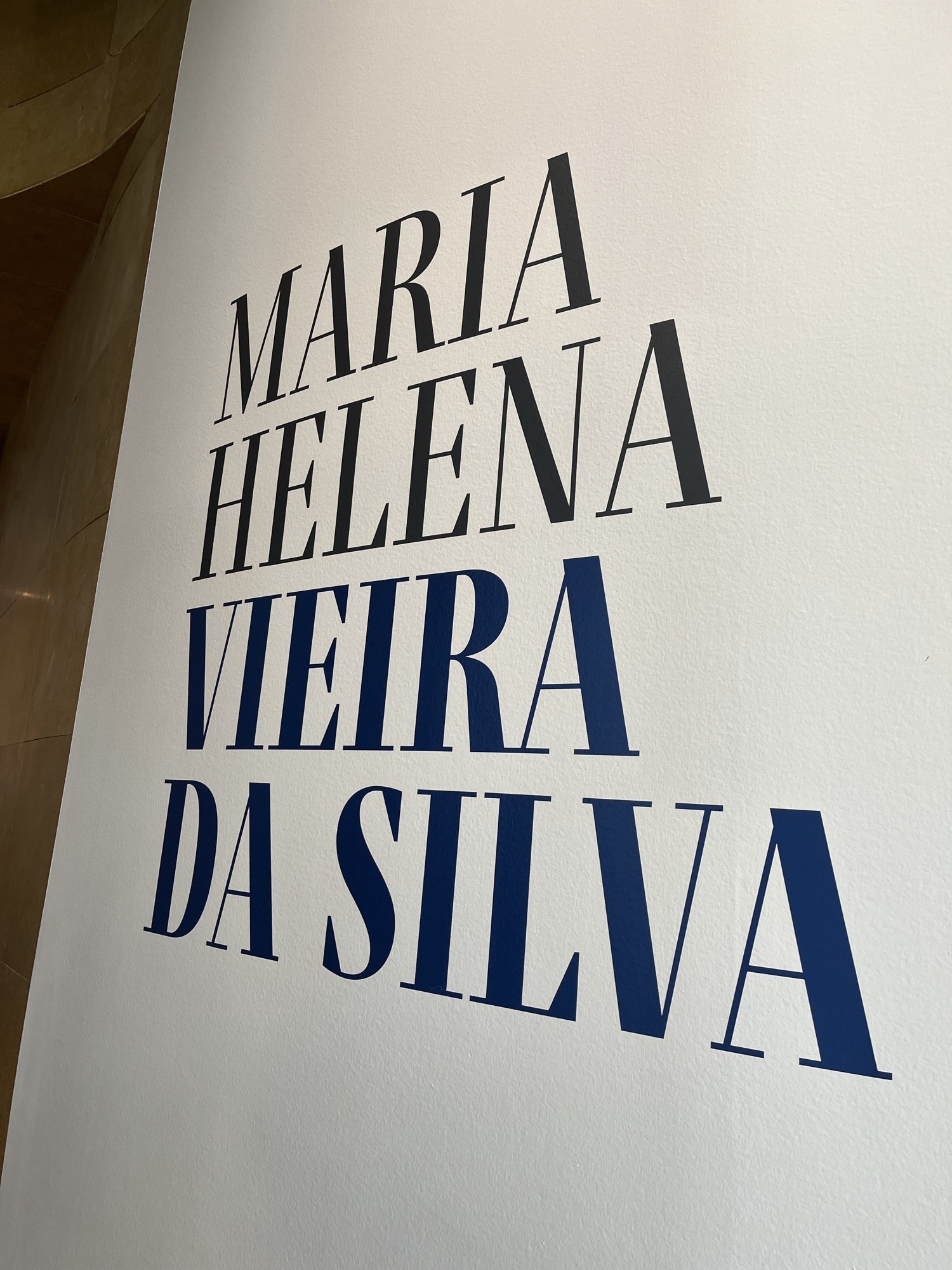 A gallery wall lettered Maria Helena Vieira da Silva
