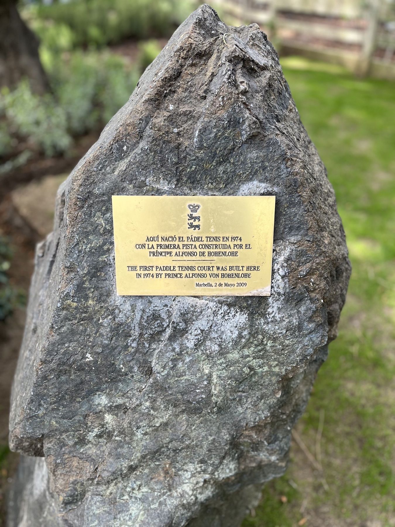 Marbella Club: the plaque where the first court was built in 1974. “Pádel tenis” in Spanish, “paddle tennis” in English — both spellings on one stone.