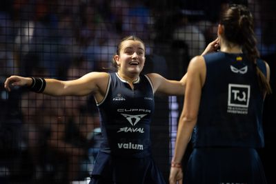 Martina Calvo and Claudia Fernández celebrate on court
