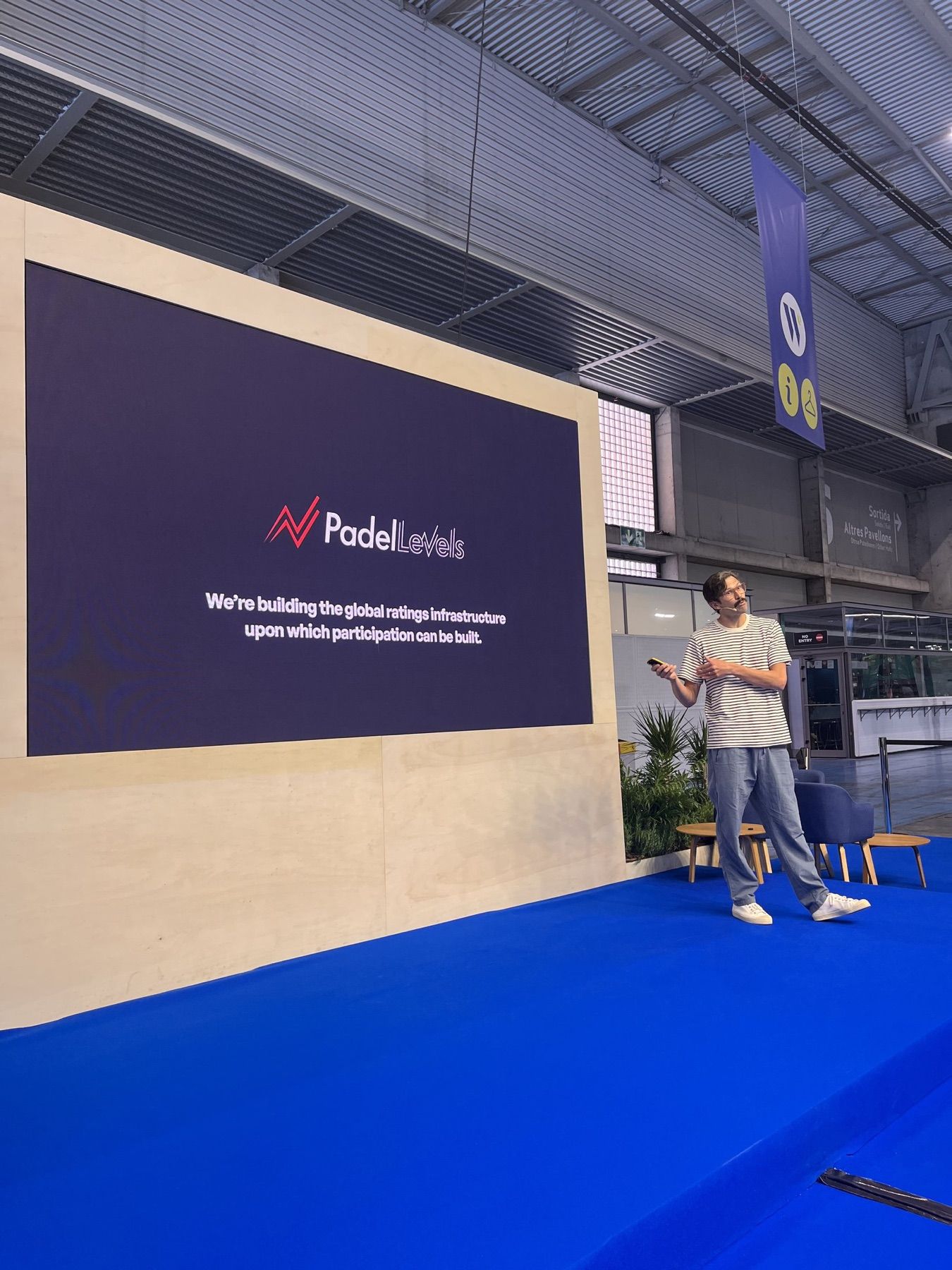 Jethro Binns presenting PadelLevels on the Innovation Stage: the global ratings infrastructure the game is building.